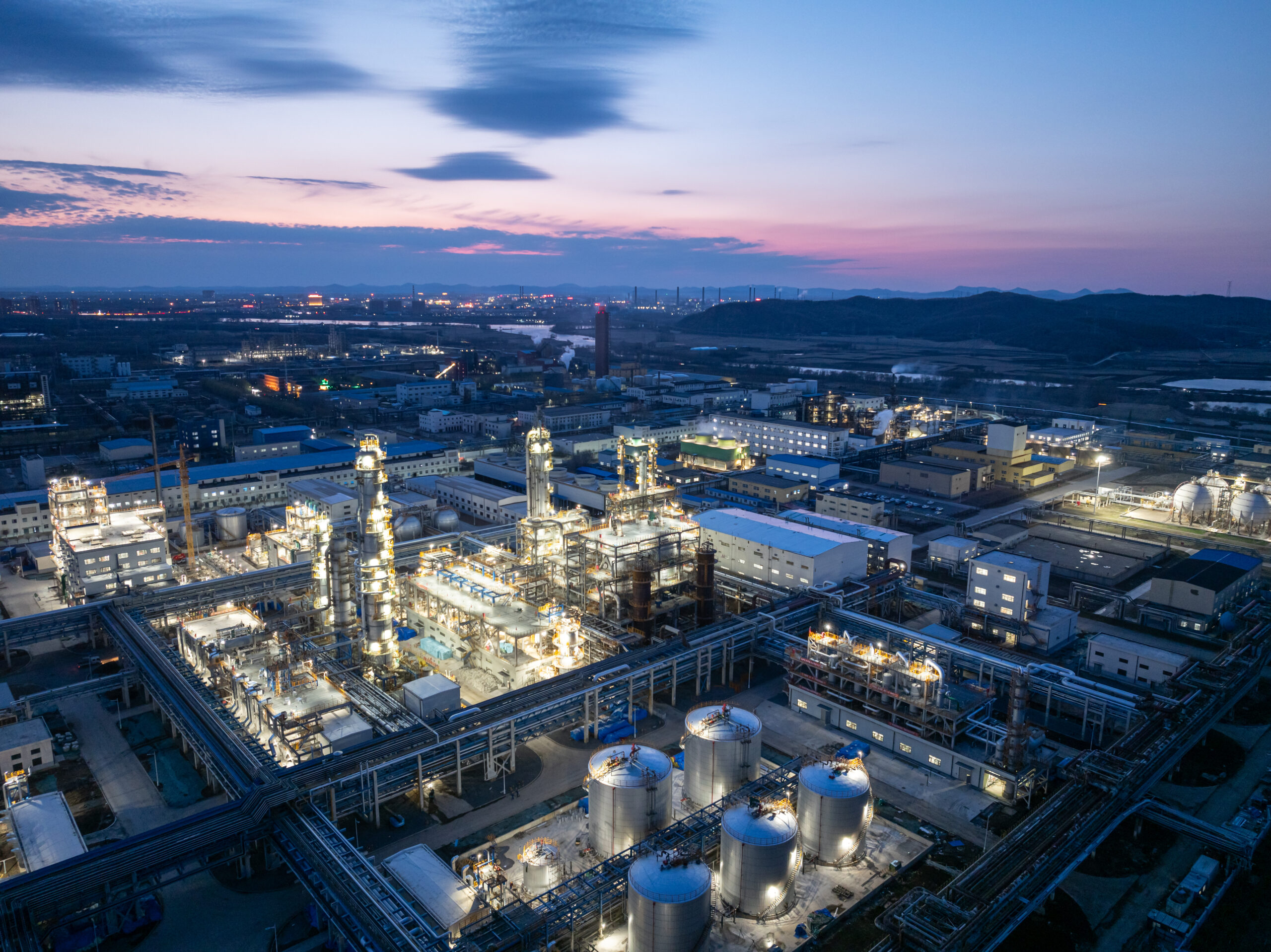 Impianto industriale illuminato di notte